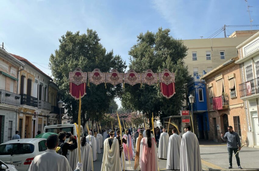 El carrer de la Reina es vesteix de gala pel centenari de la Setmana Santa Marinera de València