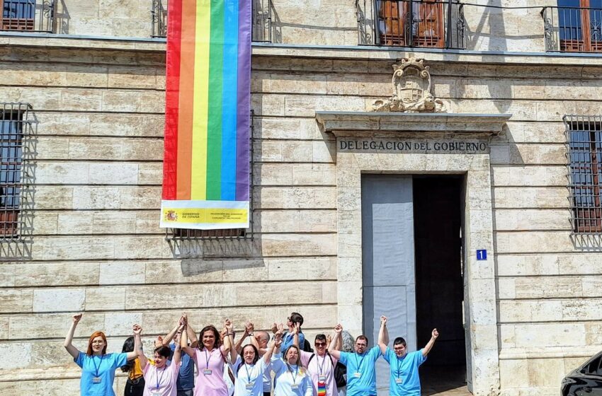 La Delegació del Govern desplega la bandera LGTBI en commemoració del Dia Internacional contra la LGTBIfòbia