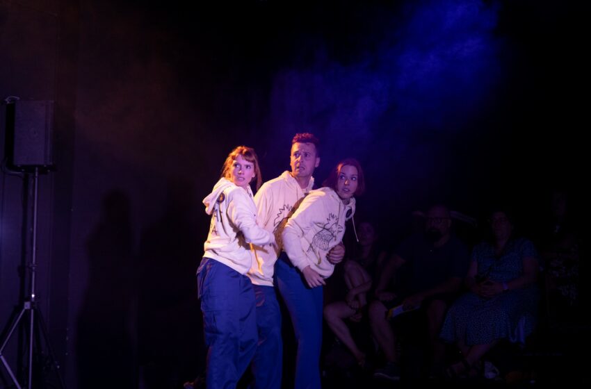 ‘Not my monkeys’, una comèdia sobre la dictadura de la felicitat, arriba al Teatre Rialto