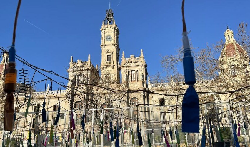 València ret homenatge a les mares amb una mascletà