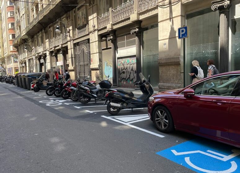 València crea 50 noves places per a motocicletes al carrer Els Garrigues i elimina l’aparcament a les voreres