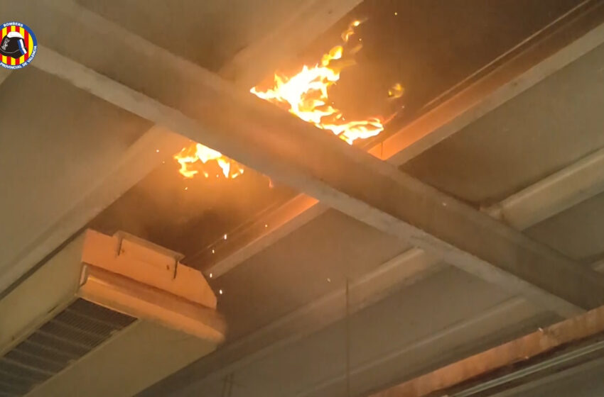  El Consorci de Bombers de València actua en un incendi industrial a un polígon de Manises