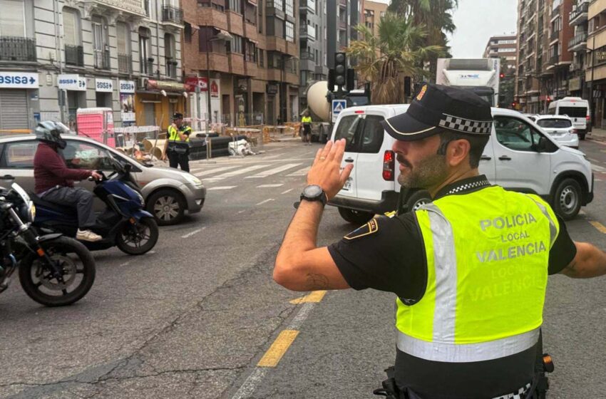  L’operatiu de mig centenar de policies reduïx incidències del trànsit per les obres de Pérez Galdós i Giorgeta amb la tornada a escola