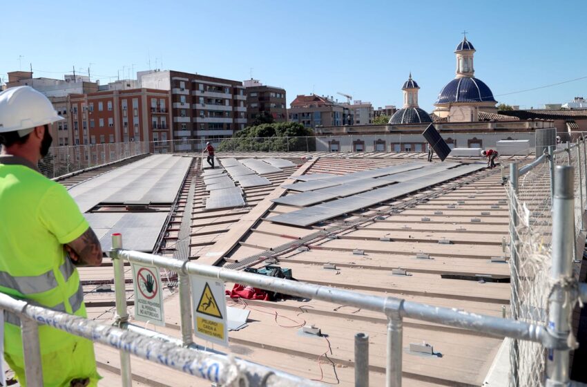 L’Ajuntament inicia les obres de reparació de la coberta del mercat de Jesús per acabar amb les filtracions