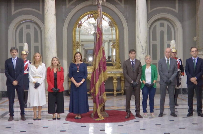  Trasllat de la Reial Senyera al Saló de Cristall.