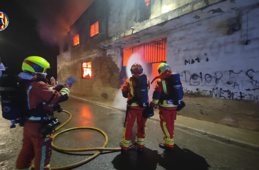  Controlat l’incendi en una nau abandonada de Carlet que va obligar a desallotjar cinc cases