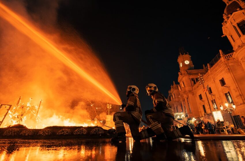  Més de 300 bombers conformen el dispositiu especial per a la Nit de la Cremà de les Falles 2026