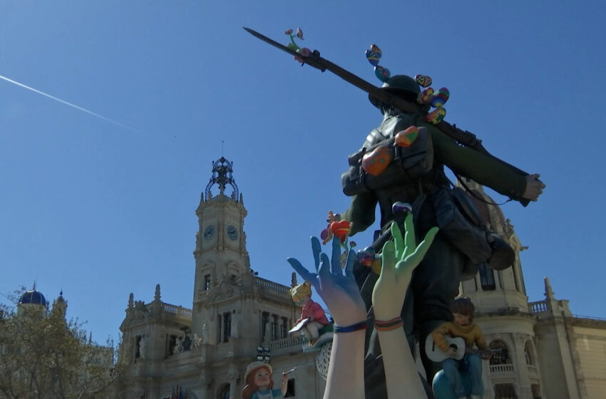  Sol radiant i tots els monuments plantats en la mascletà del 16 de març