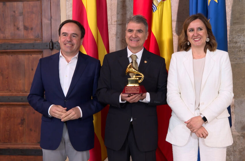 Pérez Llorca rep al guitarrista Rafael Serrallet, premi Grammy Llatí 2025