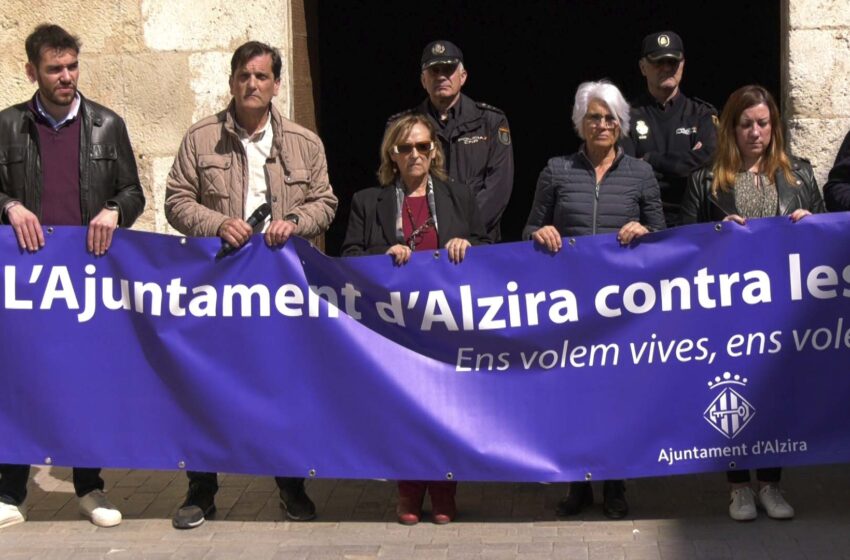  Alzira se suma al minut de silenci per l’assassinat d’una menor a Torrevieja