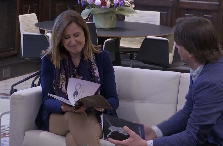 Català rep a la Germandat del Santíssim Crist del Perdó de la Setmana Santa Marinera